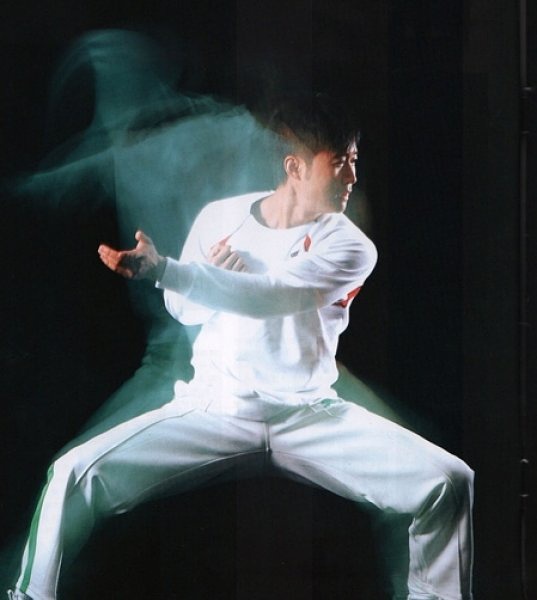 吴京,1974年4月3日出生于北京,中国内地演员,导演。毕业于北京体育大学。 1989年进入北京市武术队。1994年获得全国武术比赛精英赛枪术、对练冠军。1998年主演电视剧《太极宗师》,饰演内家拳宗师杨昱乾。 1999年出演袁和平导演的电视剧《小李飞刀》。 2001年主演电视剧《江山儿女几多情》。 2012年10月,主演的电视剧《我是特种兵2》在江苏卫视播出。 1995年参演首部电影《功夫小子闯情关》,正式进入演艺圈。 2005年参演电影《杀破狼》。2007年,凭借电影《男儿本色》获得第44