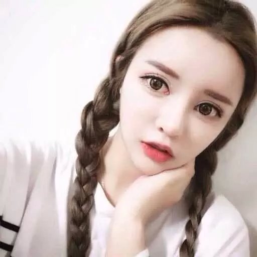 一个男人堆了一个雪人,他问:“我可以抱抱你吗?”雪人反问:“为什么?”他说:“因为我喜欢你。”小雪人沉默地投入他的怀抱。下一秒,他听见小雪人轻轻在他耳边说:“我穿越四季,只为融化在你的怀抱里,谢谢你喜欢我。”就这样小雪人慢慢地融化在男人的怀抱里!世界上有一种爱叫做默默的付出!请珍惜身边默默为你付出的那个人!不要等到失去才懂得珍惜!什么都可以重来,只有生命和真爱不会重来!因为没有下一次……