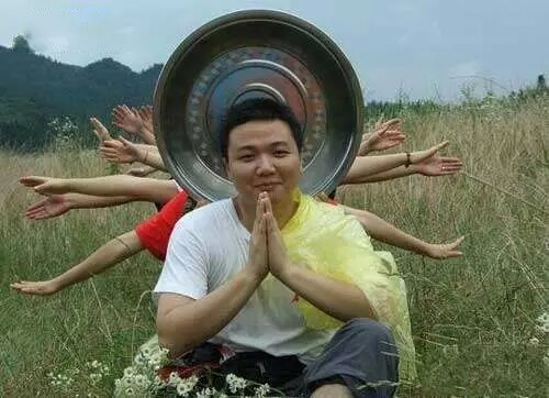 一大爷去营业厅办业务,营业员问大爷:“大爷你要办2G,3G还是4G的卡呀。”大爷说:“姑娘,你给大爷介绍下呗。”营业员:“大爷可以这么给你讲,2g的卡可以看仓老师的文字,3g可以看仓老师的图片,4g可以看仓老师的视频。”大爷说:“哎呦,这孩子,净说些大爷听不懂的,给大爷来张4g的。”