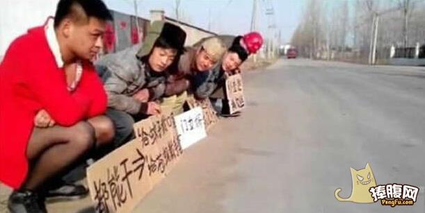 今晨大雾,我在雾霾中摸索出门,朦胧中看到路旁一老者,独坐桌旁,肩披白褂,看似半仙,道骨仙风,桌子上摆一小圆筒,里面都是签。 我上前去拿起圆筒晃了半天,抽出一支递上前去,说:这位道长,人生如雾,何处是路?给我解一卦吧! 老头说:滚犊子!我就是个卖早点的,你晃我筷子干啥?