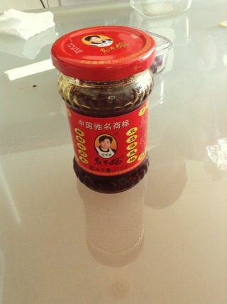 转让半瓶老干妈,上月初才买的,正品行货,吃了才一半,里边还有很多牛肉,没咋舍得吃,平常吃完一直放在冰箱里,吃完就拧上盖,外表九成新,带沃尔玛小票。只限国内交易,支持支付宝银行卡,价格面议,非诚勿扰。最近手头紧,迫不得已.求转发求扩散!别问为什么,没钱,也任性。
