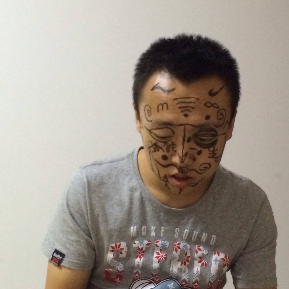 寒冬早晨,女人下夜刚回来,发现老公居然还赖在床上,她想了自己的辛苦,忍不住歇斯底里起来,男人什么也没有说,起来去厨房端出早已准备好的早饭,急急忙忙上班去了,女人流着委屈的泪水,吃饭、洗漱,当她躺下的时候觉得被窝里暖暖的,存着他的热量,才想起男人一直躺在她这边,忍不住又哭了,然后她拿出手机播了一个再熟悉不过的电话:"过来吧,他上班去了"