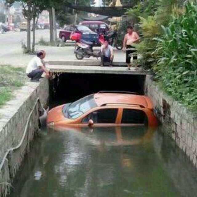 大街上,李二蛋在倒车。旁边俺二大爷正在扫大街,李二蛋对二大爷说:‘’二大爷,帮我看着点,要是掉下去就告诉我一声!‘’二大爷古道热肠:“好,倒,倒……‘’突然‘’砰‘’地一声,李二蛋的车掉下去了!二大爷:‘’好了,掉下去啦!‘’不说啦,强哥先去救人……