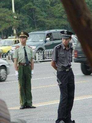 一哥们家里着火了 他报警说:119吗,我家发生火灾了。
119:在哪里?
他:在我家。
119:具体点。
他:在我家的厨房里。
119:我说你现在的位置。
他:我趴在桌子底下。
119:我们怎样才能到你家?
他:你们不是有消防车吗?
119:滚犊子,烧死你得啦