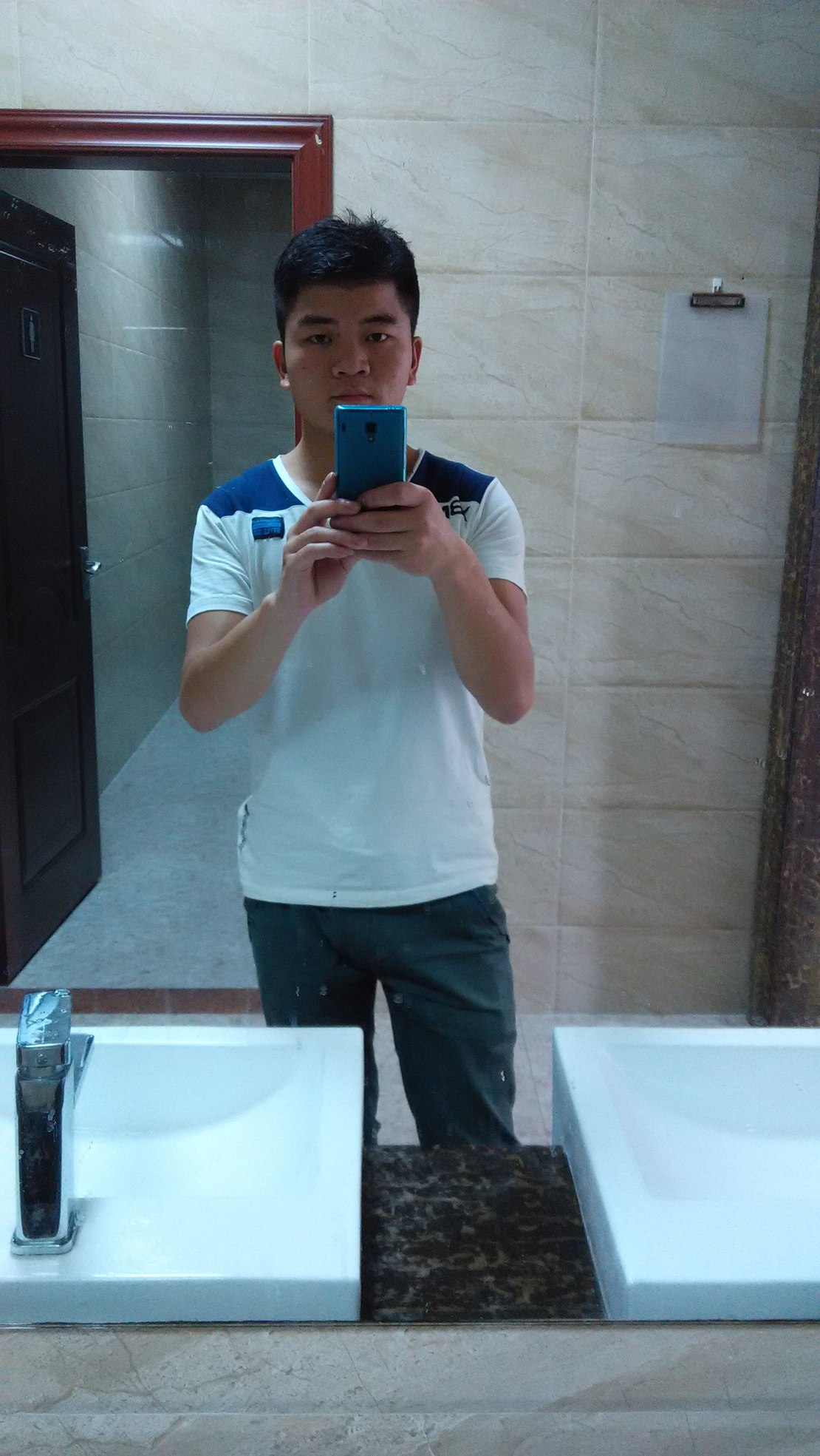 以前我发过照片,有各种喷各种骂的,无所谓嘛,自己的脸别人看,评论也由你们。可我生气的是有人说我是农村的,丑,穷,矮,我倒想问问农村的怎么了?小时家里是穷,靠父亲做苦力供我们上学,虽然现在毕业工作了工资也才8K多点,跟你们存款用百万千万做单位的人比较我是个穷光蛋,可我赚的是自己该得的。平民怎么了,溥仪最后不也是平民吗?我们农村的不会冒充自己的大城市的人,因为户口本上还是农村的,但你们某些城里人还真的不敢承认自己的农村人的孙子,因为你们户口本往上翻几代也是个农村人。