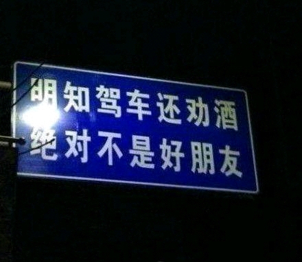 有一男子特别大且长,想找一个能与自己过招的姑娘。经朋友介绍,找到了一个。房间里他掏出了那值得骄傲的东西,本以为会吓着那姑娘,没想到姑娘毫无反映。男子好奇的问道:“你认为我的不够大吗?”姑娘没有回答,而是叫他过来身边,顺手拿起了一个打火机,拖下裤子,扔进了自己的洞洞里……男子趴在上面等了5分钟也没听见打火机沉底时发出的响声。吓的头也没回就跑了。回家后很不服气,经过3年的苦练,竟然练到了10米之长。又找到了那个姑娘,骄傲的拿出家伙炫耀,姑娘只是轻轻的看了一眼,面不改色心不跳的让男子趴在洞洞上,男子只听见“当啷”一声!那打火机到底了……