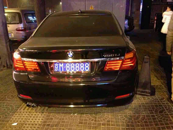 有个卖矛和盾的楚国人夸他的盾说:我的盾坚固无比,任何锋利的东西都穿不透它。
又夸耀自己的矛说:我的矛锋利极了,什么坚固的东西都能刺穿。
路人问他:用您的矛来刺你的盾,结果会怎么样呢?
那人不知道怎么回答就走到路人跟前一矛将其扎死,说到:就他妈你话多。