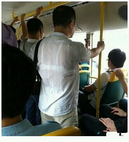 公交上道路颠簸且司机还开的飞快,车内怨声载道。马蛋蛋机智大喊:“司机大哥慢点,后面有孕妇!”。果然司机听到喊话,车开平稳许多。正当他得意时,一个姑娘满天通红的怒视着他。这时才发现车内就这一个女的!不过,最后马蛋蛋竟然和她牵手去了“如家”…做雷锋就是好呀!