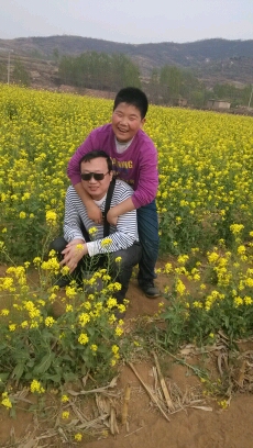 强嫂搞家庭卫生搞得有点烦了!于是,在家庭小黑板上写下“家庭卫生,人人有责.八个字。中午儿子放学后,人字加一横,强嫂发现黑板上变成了“家庭卫生,大人有责”。晚上强哥下班后,又加一横,强嫂发现黑板上变成了“家庭卫生,夫人有责”!预祝大家劳动节快乐!