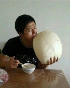 自己一人在饭馆吃饭,对面一对小情侣,在那打情骂俏,不堪入目…强哥当时心里这个火啊,就拿了50块钱,到他们桌上说:”给你们50块钱,我请你们打对面饭馆吃去!“那男的当时就急了,从身上掏出100元说:”给你一百,我请你到外边吃去!“强哥拿起他的钱就溜了………