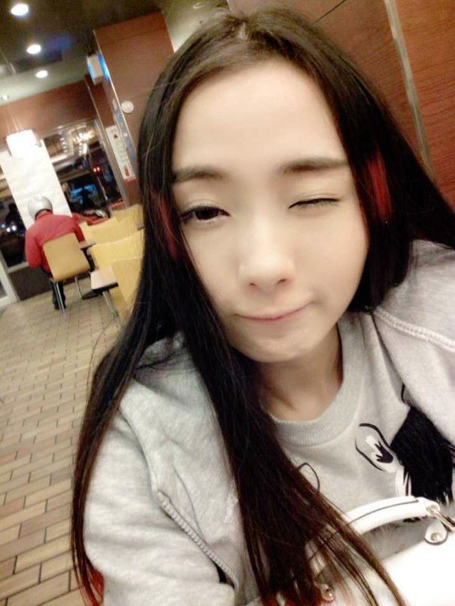 雷锋,婉约都不出现怎么办?雷锋帮我找找。不然你的祝福白送了。告诉他我不是骗子好么,然后,我是有点自恋,老发自己照片,也不顾你们的感受,不过我真不知道后面那人为什么带安全帽来饭馆吃饭啊!婉约,看到请扣1。你知道要发多少帖子才能过么?为了找你,我容易么?