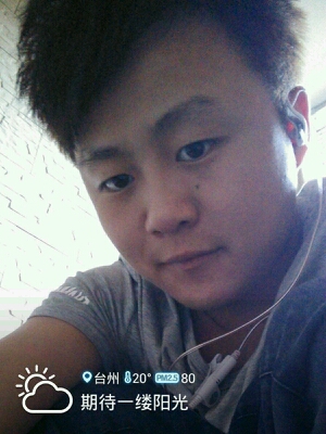 布什和鲍尔默坐在酒吧裡,有人问:Hi!你们最近在忙什麼啊? 布什说:我们在计划第叁次世界大战。 那人问:真的? 布什说:我们会杀一千万阿富汗人,和一个修理脚踏车的。 那人惊呼:為什麼你们要杀一个修理脚踏车的? 布希转身对鲍尔默说:看吧!我就说没人会担心那一千万阿富汗人嘛!