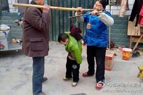 市长一行来到俺们村小学考察,当他走进学校食堂,看到孩子们正在吃饭,有鱼有肉,看到这个场景,市长微笑的点了点头。这时,市长注意到一个小孩一边打着饱嗝,一边不停地在吃,市长走过去,很关怀的说:“同学,一次吃太多,会消化不好的,明天再吃!”小孩抬头看了看市长,说:“你明天还来吗?”
