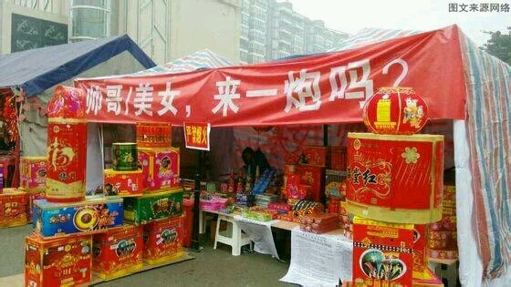 超市里,一位老太太走过来,显得很伤心地对狗剩说:“小伙子,你长得太像我那刚死去的儿子。我可真想念他,你能不能对我叫一声:再见,妈妈!”狗剩觉得老太太很可怜,便叫了一声:“再见,妈妈!""哎,再见,孩子",老太太大声说着走了。狗剩买好东西刚要走,营业员叫住了他:“先生,你母亲的钱还没付呢!”
