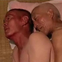 “报告连长!我们执行任务时有五个兄弟被那个老汉奸杀了!" “什么?有这么厉害的老汉?能一次奸杀我五个兄弟?" “是那个……不是的……是那个投告鬼子的老汉奸杀的……不是……是那个老汉奸……汉奸!……!"(冷笑话//www.neihan8.com/lxh/)