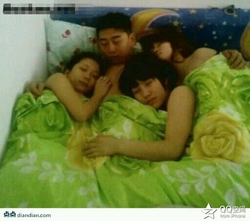 儿子5岁看了《鹿鼎记》便大声嚷:“妈,我长大了要当韦小宝!也要娶七个老婆,一个替我烧饭,一个替我洗澡,一个…”狗剩媳妇笑说:“那晚上睡觉不需要我陪了!”儿子愣了一下说:“那不行还得和妈睡!”“那你七个老婆怎么睡?”“让她们和我爸睡吧!”狗剩听了激动得热泪盈眶……