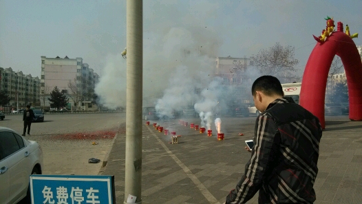 今天艳明哥儿子满月在大酒店摆酒席他说让我十二点放鞭炮!然后我玩着玩着就给忘了!我一看表十一点五十九了!我还在会场呢!我就赶紧往外跑!到门口我前边有个人出去了!我就想跟着他出去!结果就在前边的人出去的一刹那自动门关上了!我就呼隆一下撞自动门的边框上了!其实我到门前的一刹那我就想为什么没关门呢!当我到中间时就呼隆一声!幸好当时门口没有多少人要不可真糗大了!