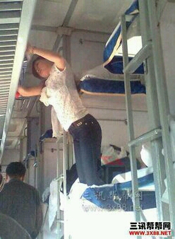 强哥坐火车出差去东莞,买的卧铺。半路上上来一位漂亮少妇,带了一个皮箱,她睡上铺,打了声招呼,闲聊了几句。少妇要上去休息,爬了一半时,突然回头说:“靓仔,帮下忙呗!”强哥二话不说,用双手托住她丰满的屁股往上推,少妇脸红说:“奶奶的!我想让你帮我递皮箱!”