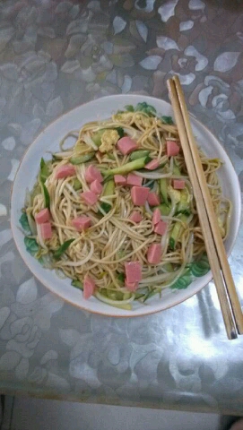 强哥走进冰淇淋店,服务员端来一杯柠檬水问:“先生,要吃点什么?”我喝了口水,打开菜单翻看着,抬头问她:“有刀削面吗?”她先是一脸诧异,然后不客气地说:“这里不是山西面馆!”我忙堆笑说:“不好意思,进错店了。”说完走了出来,感觉没有刚才那么渴了。