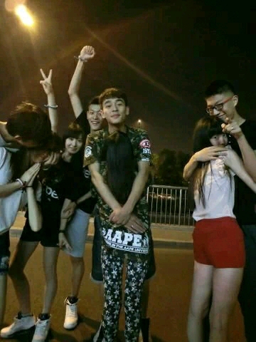 我们现在的年龄 亲亲搂搂就是爱情吗 我理解的爱情 就是不论什么时候做什么事都会想着对方 心里装着对方 虽然相隔甚远 但两个人都一直保持联系 除对方以外拒绝别人的青睐 相见的时候更多的是问候关心 吃饭的时候是更多专注对方身体能不能接受的菜 睡前不是长篇大论的晚安语 是叫对方快快睡觉的催促 网上更多的不是说说提到的名字 而是单独放在一个地方特别关注的备注 出来玩不是买这买那给对方 而是牵着对方的手走在街上不管路人投来异样的眼光 对方生病了不是一个电话接着一个电话 而是一个电话过后第二天打电话 让对方好好的休息 对方难过的时候 两个人一起漫步街头 就走过一个又一个春夏秋冬 然后步入婚姻殿堂的依旧是十四五岁爱上的人 这是多么的自豪!!!