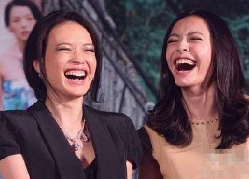 新人报到。有位奶奶发微信給孙子: 你惨了!赶快去躲起來,你的老师因为你逃课,現在来我们家找你了! 孙子回复: 奶奶,要赶快躲起来的是你!因为我今天打电话向老师请假,说奶奶过世了,所以今天不能去上学! 结果看到微信时奶奶已经给老师开了门,老师很惊讶的说:您老...........,奶奶不慌不忙的跟老师说:今天我头七,我回来看看,不好意思让老师您受惊了! 老师顿时口吐白沫,晕倒了…