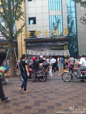 今天在街上看见一老头摔倒,强哥果断上去扶起,还是被老头赖上了,没法只有赔钱,掏出钱包给老头看,就剩三百了,全给你!老头不信接过钱包亲自查看,这老小子刚接住钱包,强哥就飞起一脚,把他撂倒,大喊:“抓小偷,抓小偷!”然后打电话报警!爽呀…你学会了吗?