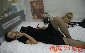 狗剩去酒吧玩,因为就一个人,所以一直在角落站着。一小姐走进问:“帅哥,玩玩吗?”“多少钱?”小姐:“800。”狗剩皱眉道:“只带了400,行吗?”小姐头轻轻一甩道:“走吧!”第二天早上小姐从包里拿出400块钱给狗剩并说:“不错,以后常联系,也可以带好朋友来!”这小子真有福,意外收获呀!