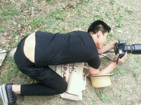强哥在大街上溜达,突然前方不远处有一男的惨无人道的撕扯一女子的衣服,女子拼命试图挣脱,嘴里不停地喊着“非礼啦,救命啊”!旁边围了一大圈看热闹的人却不制止。强哥毫不犹豫跑上前去,把男子一脚踹开,正在这时,冒出来一大胡子男人,生气的道:“停!剧务赶快把这捣乱的人拽走!重新拍!”
