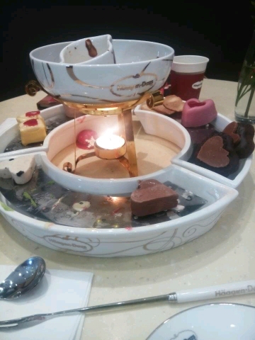 今儿哈根达斯火锅冰淇淋最后一天,带老婆大人去吃。本想着100多大洋也就够了,谁知要250!Kao!在这么一年一度的情人劫浪漫的日子里竟然要250。掏钱之后半天才上来。四目以对半天谁都不动。然后我俩开始互相谦让起来“你先吃”“你先吃嘛~”“我没事,玩游戏呢,你先吃!”“NTMBD给老娘先吃!”(T.T其实第一次吃都不知道该如何吃,最后还是迫于老婆大人的y威之下先吃了)然后拿起叉子哆哆嗦嗦的开始在里边儿涮。冷不冷~