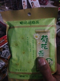 老婆是昨天下午出去的,手机一直关机,刚才才回来,抱着玫瑰花,拎着爱马仕,包里放着半盒巧克力和四个杜蕾斯,另外还有一份如家酒店的早餐。说昨晚陪闺蜜喝酒喝多了在闺蜜家睡了,今早路过酒店门口看小两口吵架东西都扔了,捡的,人太多怕别人捡走,抢包的时候还把俩膝盖磕破了,我该相信她吗。