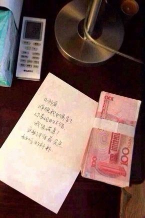 二蛋子上歌厅,点名某小姐陪宿,小姐要三百他给一千,小姐觉得遇到贵人;次晚,二蛋子又点该小姐,小姐更卖劲,又得一千;第三晚再点,小姐说:“从没遇过你这样的好人,你是哪里的?”二蛋子说:“*南*县。”小姐欢呼:“我们是同乡耶!你出来做啥?二蛋子说:“出差。你妈托我捎三千块钱给你!”