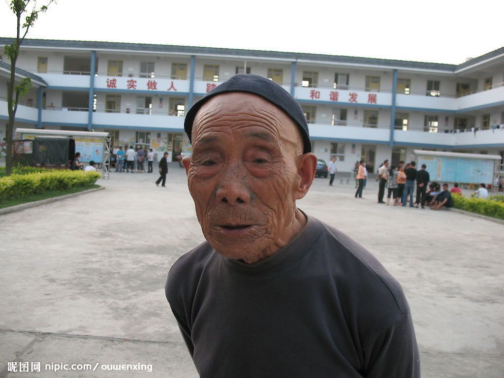 一对年轻夫妇是妇科大夫,偶尔经过一条街的时候看见一个很小的诊所病人特多。于是打算在隔壁也开一家,谁知一个月过去了,病人甚少,男的奇怪,就要老婆装作病人过去看看。
老婆去完回来,表情甚是满足,老公忙问情况如何。老婆带着颤抖的声音说到:哎〜呀〜,原来隔壁的医生是个90多岁的老头,帮人检查的时候,手会抖〜会抖〜抖的