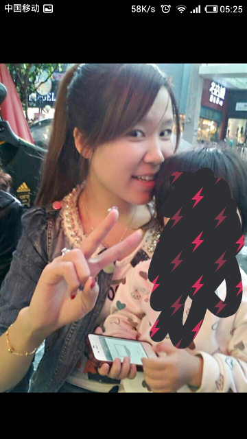 那天,我在咖啡厅,看到一个非常忧郁的漂亮女子。她手里一杯咖啡,桌子上一本时尚外国杂志,戴着白色的IPhone5耳机,身旁的桌角放在13年春季新款的LV提包。眼神异常忧郁地看着窗外的雪。忽然,她微微皱起眉头,轻轻说道:“该死的扫黄,害我没办法站街了。