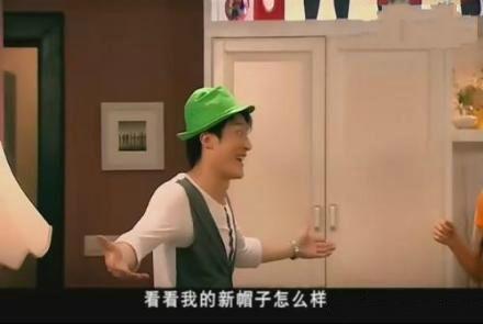一字之差,就多了顶绿帽子,少年你的节操呢?
一个少年向高僧求字,高僧大笔一挥写了一个“缘”字。
少年将字挂在床头,果然很快就找到了女朋友。半年后,少年又找到高僧:“大师你给我写的缘不管用啊,我女朋友跟别人跑了。”“缘?什么缘?我给你写的是绿啊……”
