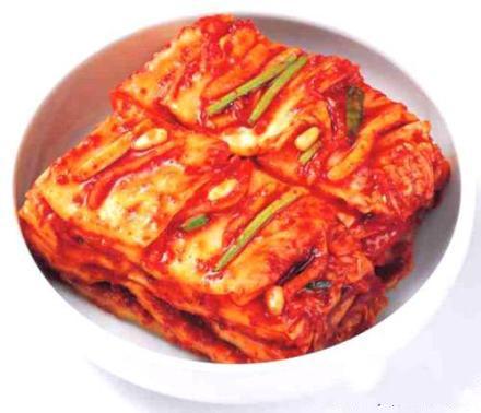 昨天,有个韩国考查团来俺公司考查,中午就在公司食堂吃饭,董事长热情,特意让食堂阿姨给准备了泡菜,餐叙融洽……下午考查团走后,翻译小声的对董事长说:吃午饭的时候,那几个韩国人小声讨论来着,说本以为来你们这改善一下伙食呢,没想到还是吃泡菜……还是吃泡菜……