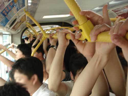 拥挤不堪的公交车上,年轻的男孩紧紧的搂着才下班的女友在耳边许下承诺:"现在的你肯跟着我一起挤公交,是委屈你了,以后我一定让你坐上我的车接你下班回家。"三年后,同样的地点,女孩感动的望着驾驶座上那个言出必行曾对自己许下承诺的男孩,他通过三年的努力,终于成为了这班公交车的司机。