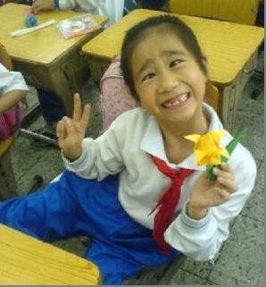 我是准幼师一枚。一次授课以“打招呼”为主题,跟孩子围了一圈各种拥抱、亲吻、握手……gc:正热闹的时候,正对面一个不经常说话的孩子突然起身冲过来,扑通趴在地上。我心里想,完蛋了,出事了……只见他缓缓抬头说了句……吾皇万岁万岁万万岁………o(╯□╰)o