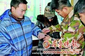【情侣戴手铐爬山宣誓爱情 因钥匙丢失被铐住】 山东枣庄峄城区一对情侣用仿真手铐将两人铐在一起,到山顶宣誓爱情,不料爬山途中手铐钥匙丢失,结果小情侣的浪漫宣誓之旅弄成苦难之旅。18日15时10分许,这对青年男女在被铐住大约40分钟后,在消防官兵帮助下,才将手铐打开。 (齐鲁晚报)