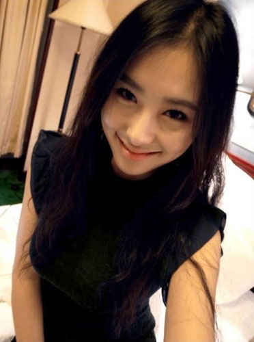 曾经喜欢过一个女孩子,但是不知道怎么搭讪。有人给我出主意:你就夸她长得漂亮,象明星,女孩子没有不喜欢的。于是我就在网上找了一张中国第一美女车模的照片发给她,说:“我觉得你哪里长得有点像她。”结果不小心输入错误,“哪里”打成了“那里”……然后,就再也没有然后了……