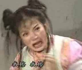 一哥们走在路上走,哼哼了一句”你是我天边最美的云彩”,一骑车妹纸经过接了句”让我用心把你留下来”。
然后,那哥们跟打鸡血似的追了上去,一直把妹纸追到墙角,妹子吓得把口袋掏出来说“钱,手机都给你,求求你放了我。。。”哥们淡定地说:“下回唱歌自己起头”。剩下妹子在风中一片凌乱。