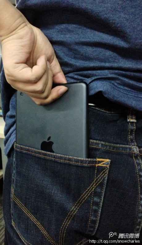 同事买了iPad mini,这是她第一台iPad,早上来找我讨教iOS的一些问题。mini手感挺好,重量也正适合女孩子,握持感相当不错,虽然没有retina display,但看上去也不太糟糕。尺寸大小刚好能放进牛仔裤屁股口袋,我还站起来特地示范给她看,她说你坐下来我们慢慢聊,然后……就没有然后了……(via 雪猹)