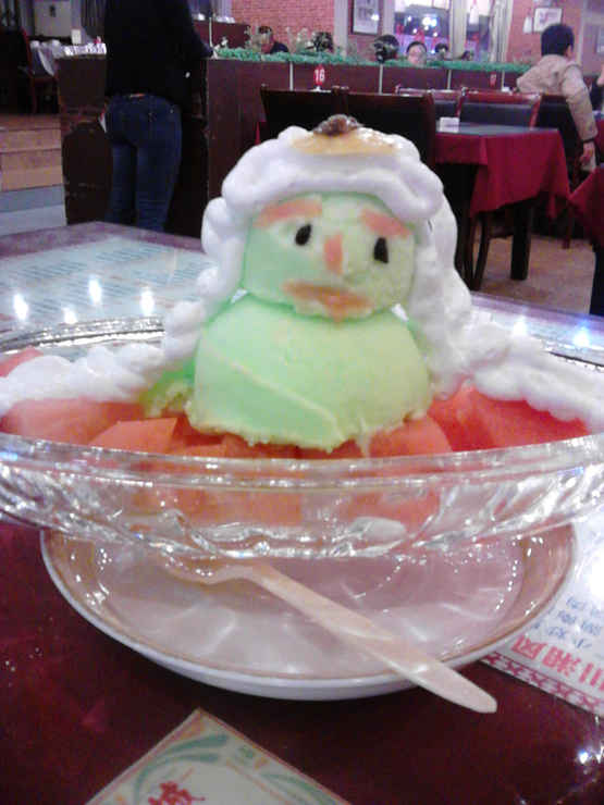 坑爹吐槽:去六安的时候,一家饭店的甜点叫“白雪公主”,听着就很有诱惑力,毫不犹豫地点餐了。结果服务员端上这货,我都要哭了。比史莱克还丑啊有木有?你就算不公主,你好歹白雪点啊,哪里白雪啊!老板你怎能厚着脸皮取名叫白雪公主的,连眉毛都是西瓜条贴的啊,28元啊,彻底给跪了!