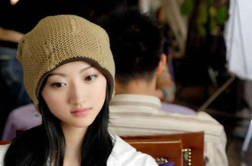 我一个吊丝女同事真是演技派的:一天几个同事小聚,带他们去我经常跟女朋友吃饭的餐厅吃饭,老板上菜跟我打招呼,自然的问一句,今天女朋友没带过来?我正准备回答,我那女同事一拍桌子,大吼一声,老娘就是他女朋友!歇斯底里的问老板,你说的那个女人是谁?抓着我的领子做琼瑶剧般咆哮,是谁?到底是谁!!老板见状一愣,脸由红到白,立刻推了出去,全桌子爆笑,我一脸黑线,女同事得意的说等着打折吧,饭后我去结账,老板歉意的说,兄弟,真不知道之前你带的是情况,刚才都怪我多嘴,回去跟嫂子解释一下就说我认错人了,这顿饭算我的,实在对不住啊。