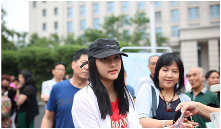 关晓彤参加高考穿红T恤 惹众多考生家长围观_