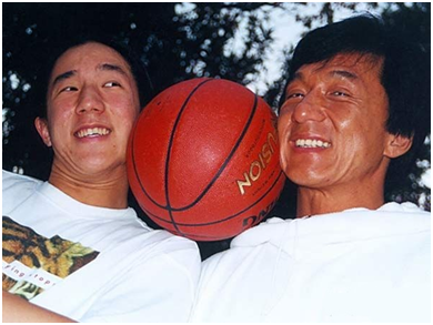 成龙原名陈港生 揭秘成龙真实姓名身世之谜_百