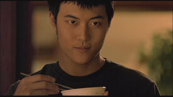 1996年MBC电视剧《山》中,在熙通过扮演儿童角色走上演艺道路。从那之后,他在一系列客串和配角的过程中,渐渐酝酿着自己成为演员的梦。但是机会并不会轻易来临,在熙一次次想巩固自己的演员地位,可是他的努力一次次归于失败。通过《学校2》、《我们的家》等剧,在熙让自己的名字(当时,他还在使用本名李贤均)渐渐被人们知道,但是仅凭这些还不够。眼看演艺事业无法突破,在熙作出了一个重大的决定,暂时休息一段时间。 因2003年电影《空房间》获得青龙电影节最佳新人奖。2005年凭借电视剧《豪杰春香》大红,后又出演《魔女幼
