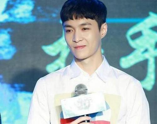 张艺兴被夜堵房门 工作室斥恶劣追私事件_百田