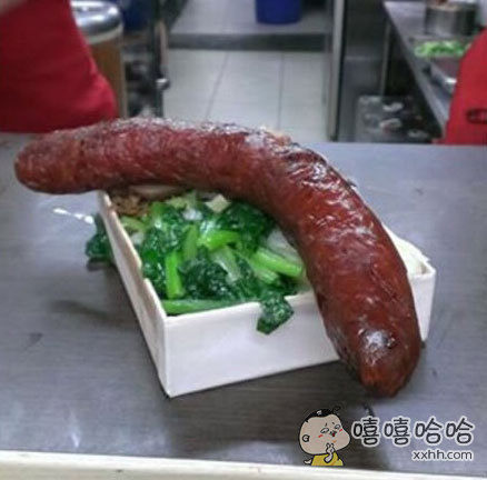 一个网友去吃便当,香肠饭,老板娘给了好大一根香肠,哈哈