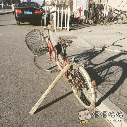 一辆有尊严的自行车,即便拄拐也不愿倒下的