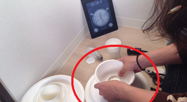 大家好我是杏茶子w 是的以上你看到的是个丹麦的设计师Louis Poulsen设计的吊灯 先为各位附上维基说明: Louis Poulsen是丹麥一家聞名全球的燈具製造商,其中PH5/50系列的飛碟燈受到大眾喜愛。PH燈是由設計師Poul Henningsen設計,這種飛碟燈設計成擁有多重同軸心遮板以輻射眩光,同時只發出反射光模糊了真正的光源,將光線導向正確的方向,以提高照明工具的效率。 嘛 就是那样(摊手 不过RocketNews24网站研发出,只需要用纸製品就能DIY激似PH5外型的纸飞碟灯~ 茶子